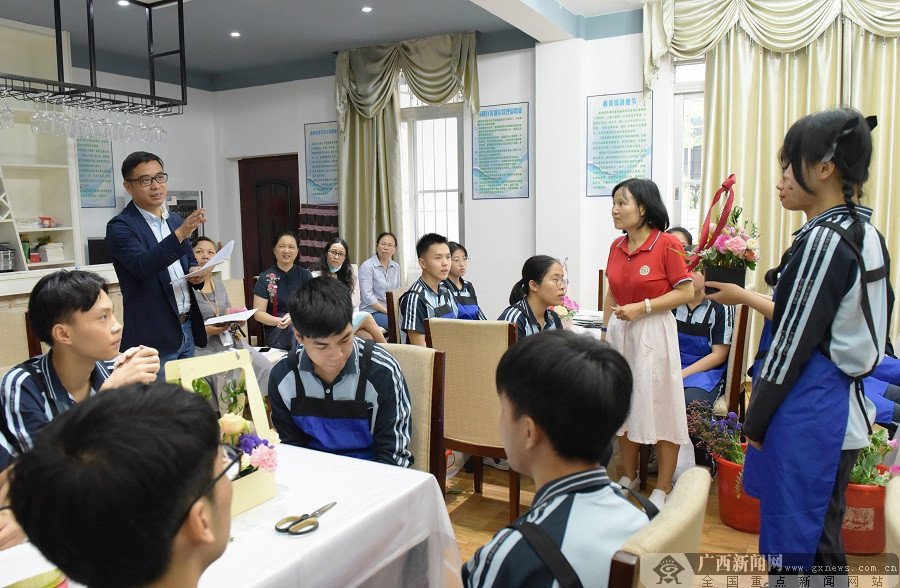杭州市中策职业学校校长高志刚为南宁四职校"号诊把脉" (2/5)
