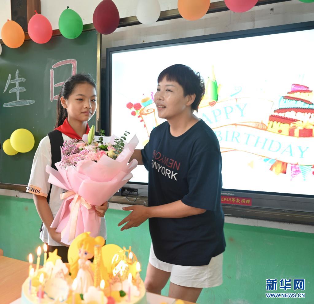 12岁留守女孩的班级生日会 (3)