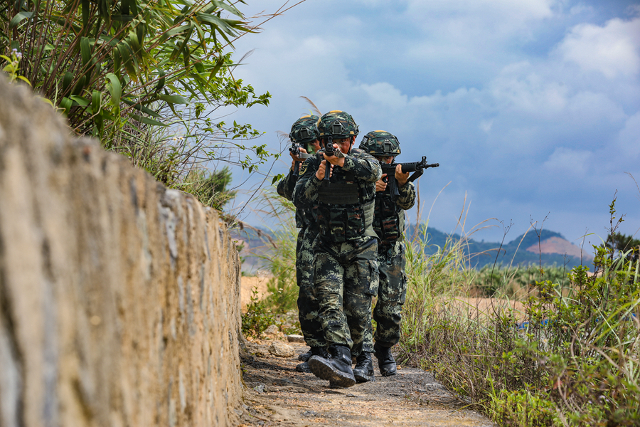 武警防城港支队开展山地反恐演练