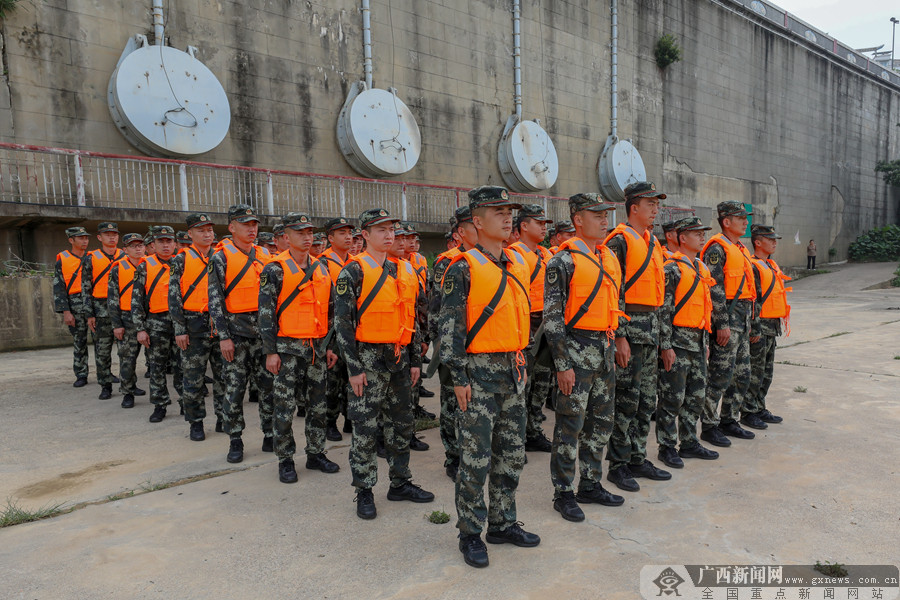 广西南宁武警官兵苦练水上救援本领25