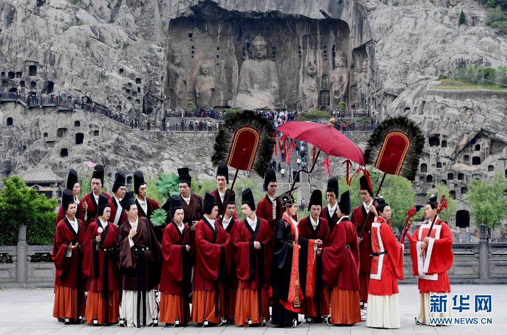 演员在洛阳龙门石窟景区礼佛台演绎《魏孝文帝礼佛图》(4月25日摄).