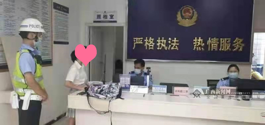 圖為民警陪同考生小冼到城南派出所辦理臨時身份證.