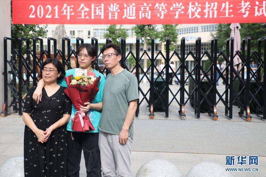 6月8日,在甘肃省兰州市第十四中学考点外,考生和家长合影留念.