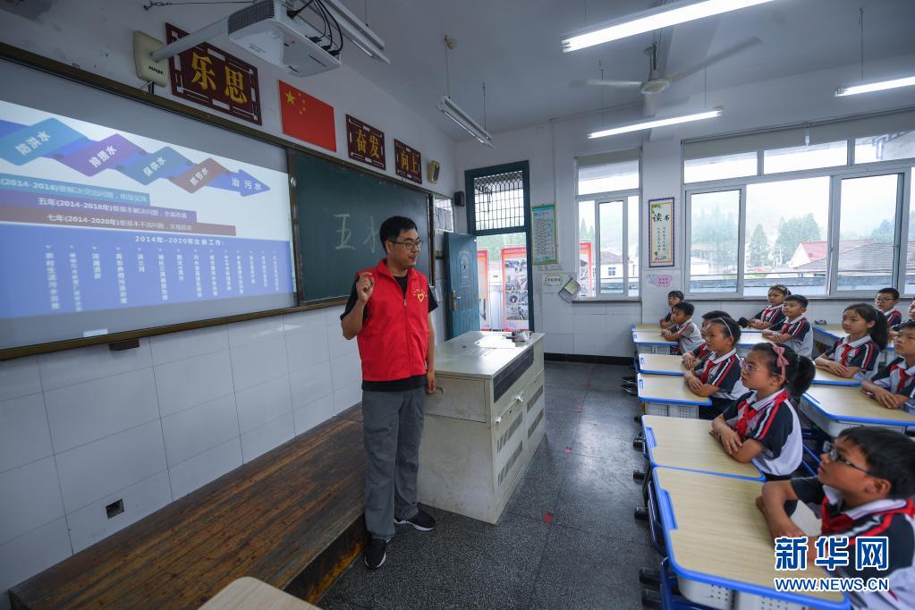 在杭州市临安区锦南街道的锦南小学教室内,街道"治水"办的党员志愿者
