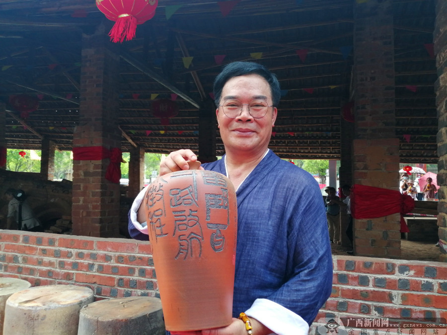 国家级非遗代表性传承人陆景平,开心地捧着精心制作的庆祝建党100周年