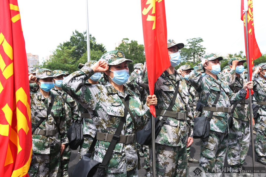 来宾市举行民兵应急营集合点验暨民兵出入队仪式 (2/5)