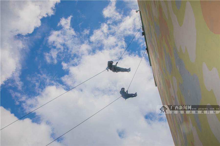 高空索降攀登抓绳武警特战队员高空锤炼硬功14