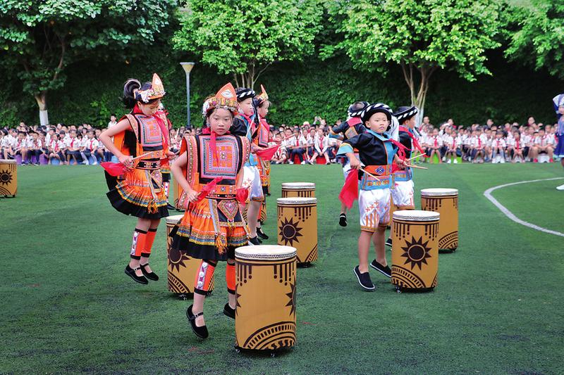 滚动大图 > 正文喜庆的花棍舞,优美的京族舞蹈,气势宏大的壮族打榔舞