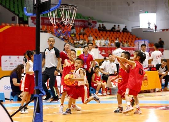 广西第一届幼儿篮球赛举行