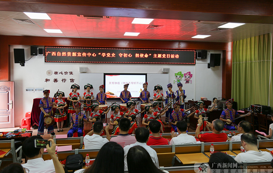 员 范雁阳)6月18日下午,广西壮族自治区龙州县民族中学的阶梯教室里