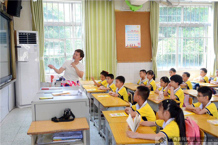 ����������ʵ��ѧУ��չ������