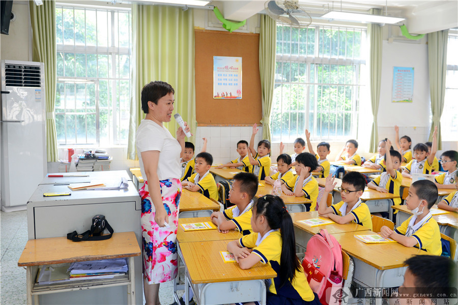 ����������ʵ��ѧУ��չ������