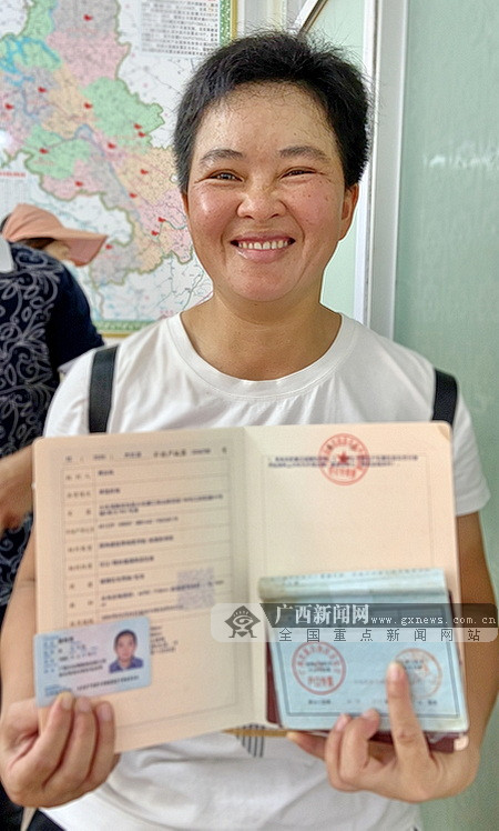 正文广西新闻网大化6月23日讯(通讯员 陆荣斌 韦丽莉)"这是你的房产证