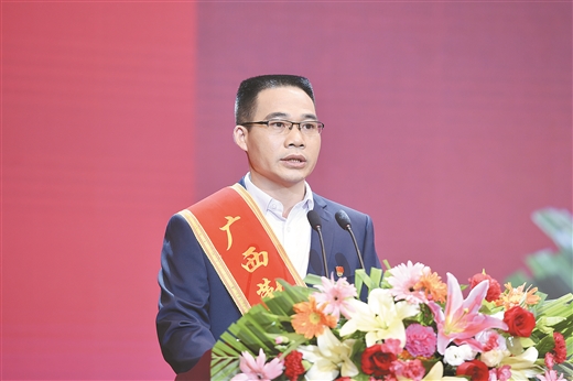 广西勤廉先进个人李祖伟作报告.