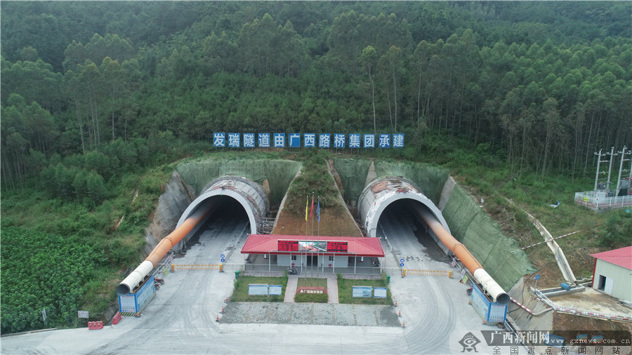 发瑞隧道进口.都巴高速建设者 供图