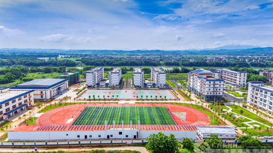 2018年建设完成的横县民族中学校园.横县教育局 供图