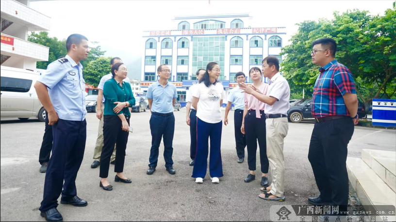 调研组在水口边境派出所前调研交流.广西新闻网记者 李济坤摄