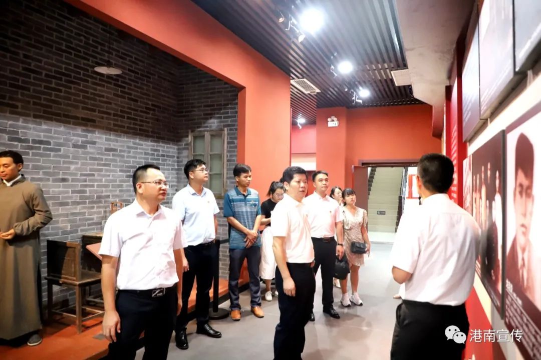 贵港市委宣传部副部长全卓南,港南区委常委张进才参加活动.