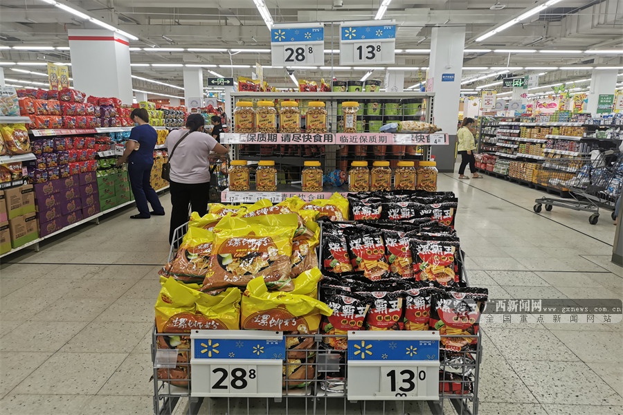 图为南宁某超市里的临期食品货架.广西新闻网实习生 庞舒晴 摄