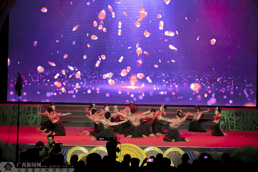 毛南族风情歌舞音画《艾南·世遗傩缘》首演