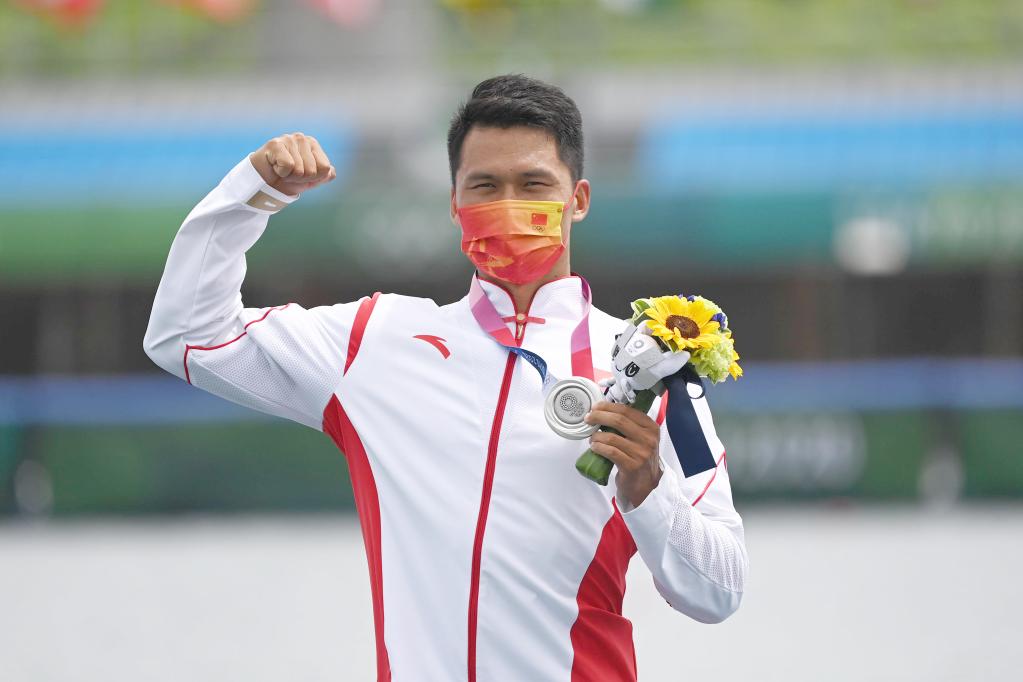 8月7日,刘浩在颁奖仪式上.新华社记者张笑宇摄