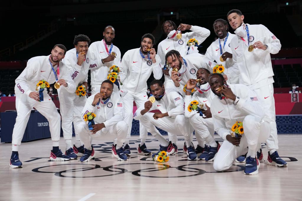 8月7日,美国队在颁奖仪式后合影.新华社记者 孟永民 摄