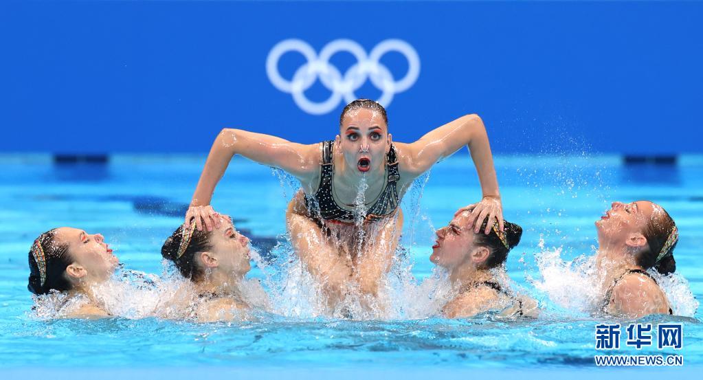 8月7日,乌克兰队在花样游泳集体项目自由自选比赛中.