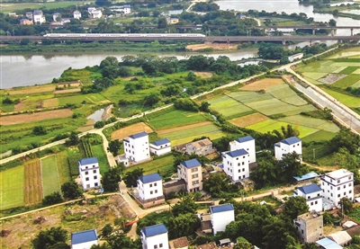 8月4日,在合浦县党江镇流星村,一列动车飞驰而过,与周围村庄,构成一幅