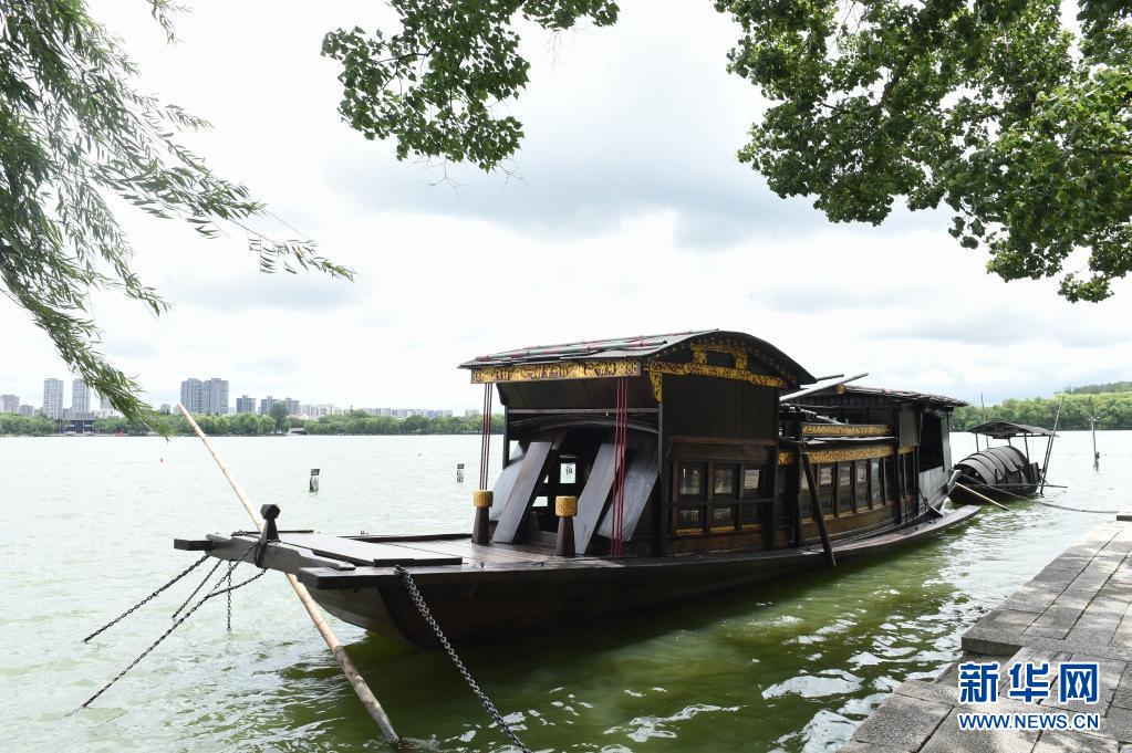 这是嘉兴南湖红船(8月3日摄).