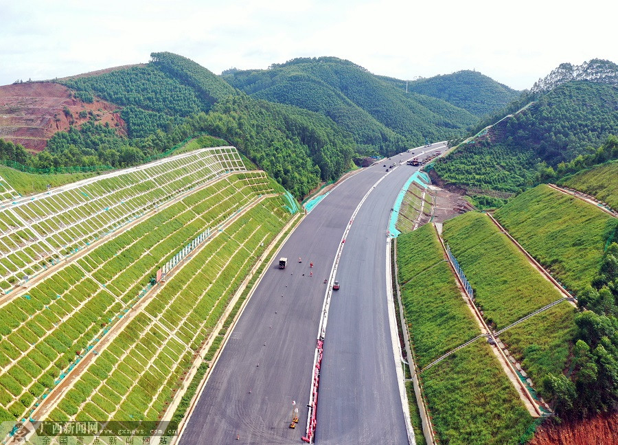 邓明 陈建)8月12日,南宁沙井至吴圩高速2标(以下简称沙吴2标)迎来了