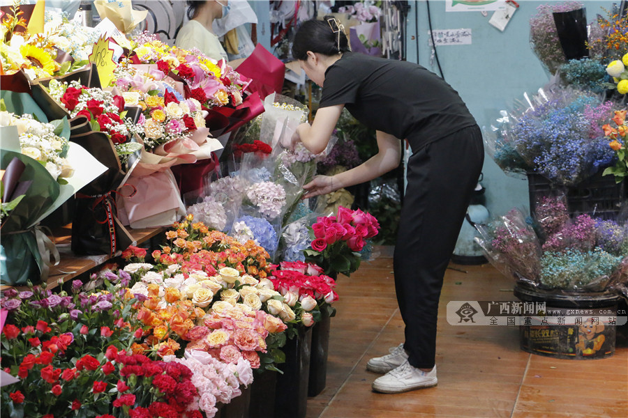 一花店内,工作人员正在整理花束.广西新闻网实习生 袁馨宇 摄