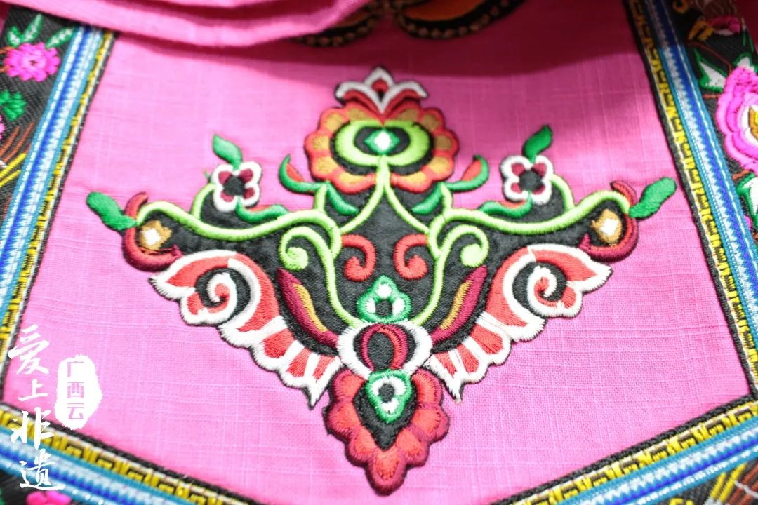 图为裙摆上的手工刺绣.陈先怡 摄