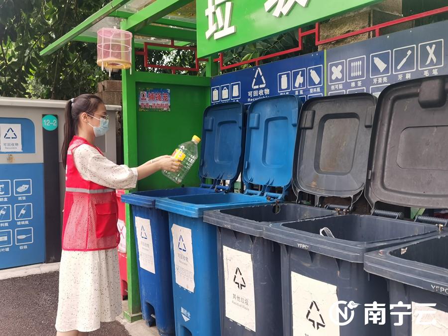 "在当天的活动现场,居民踊跃参加垃圾分类小游戏,进行垃圾分类