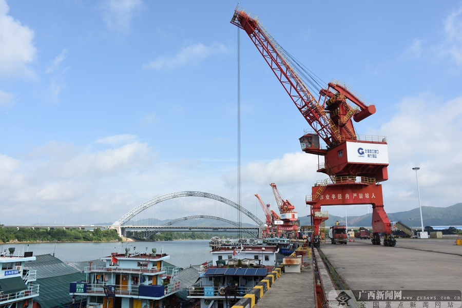 南宁港六景作业区内紧张而又有序地忙碌着.广西新闻网记者 胡瑞阳 摄