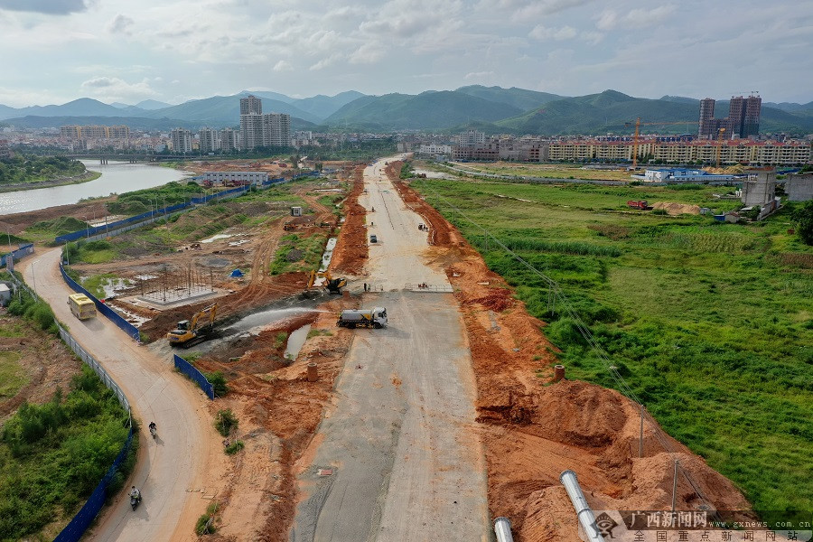 广西频道 防城港频道 要闻 > 正文上思县防洪大道建设项目施工现场.