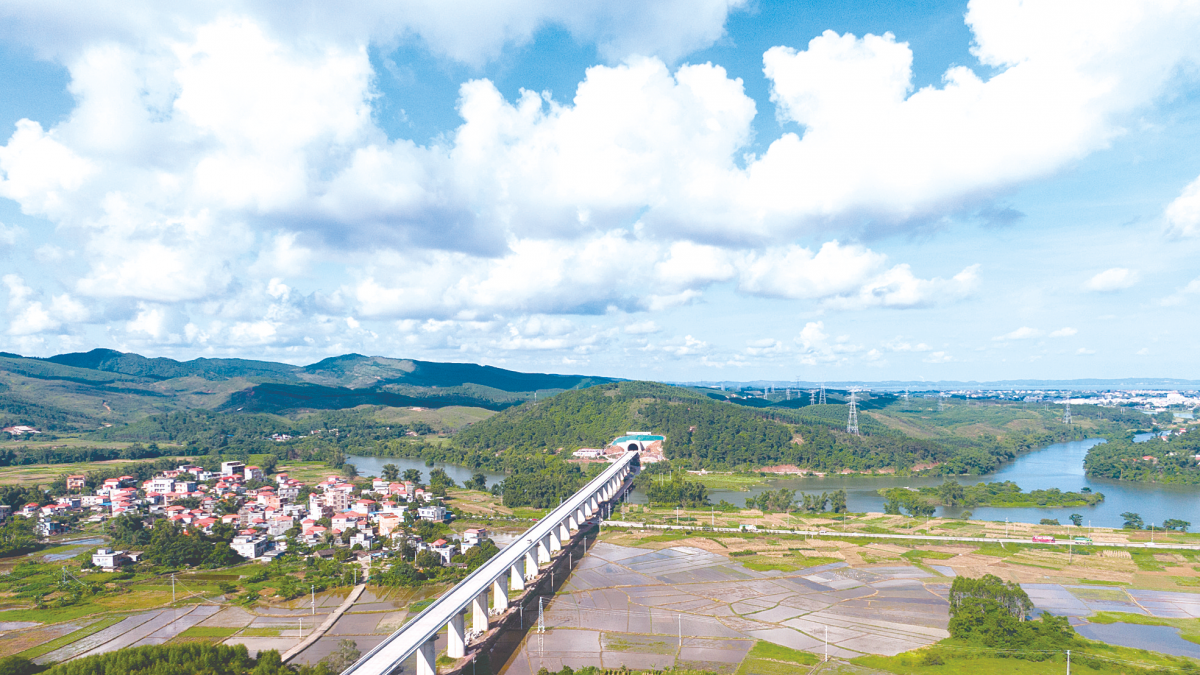 防东铁路线上的江平河双线特大桥.