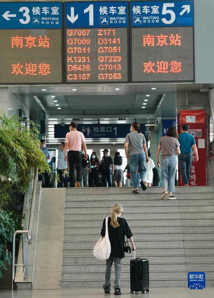 8月23日,旅客在南京火車站準備出行.