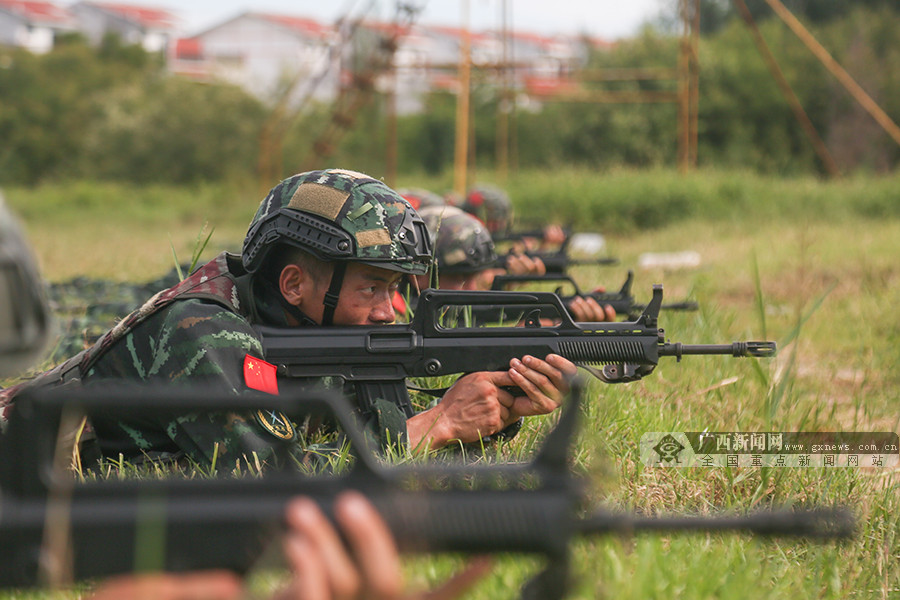 广西北海:酷暑练兵 武警官兵解锁多种射击姿势