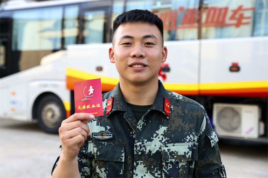 广西武警官兵无偿献血暖民心 (11/12)