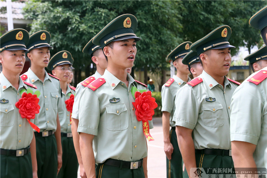 广西南宁卸下军衔退伍老兵泪别军旅310