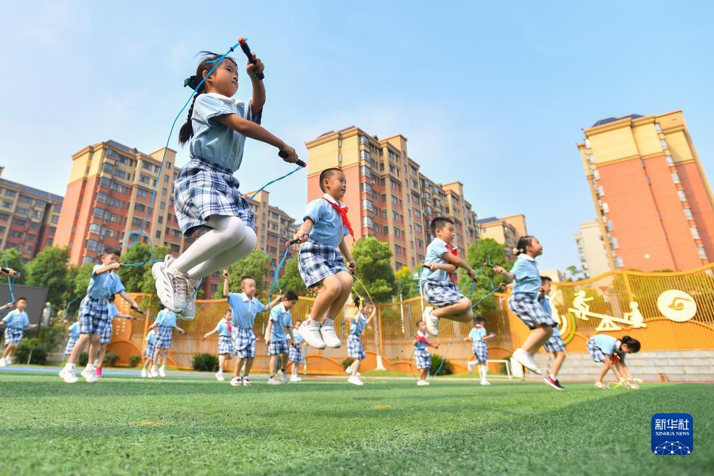 9月2日,长沙市天心区仰天湖桂花坪小学二年级的学生在体育课上跳绳