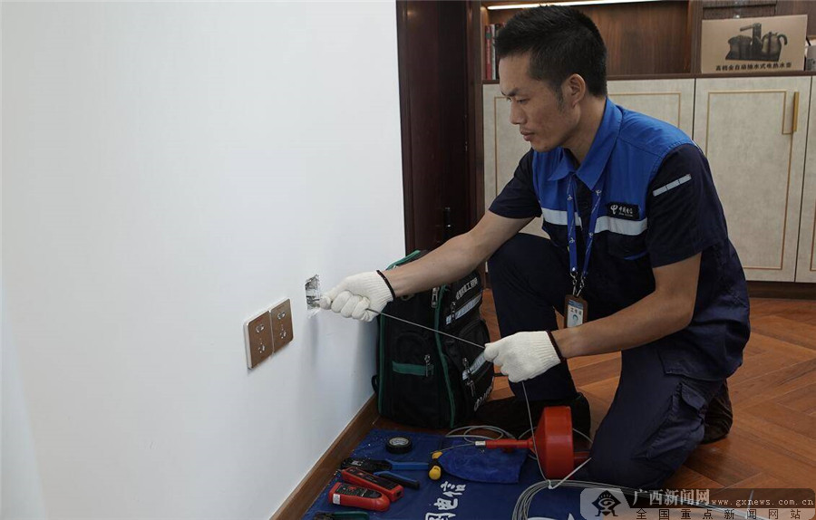 电信智慧工程师为客户安装千兆宽带. 通讯员 黄祯光 摄