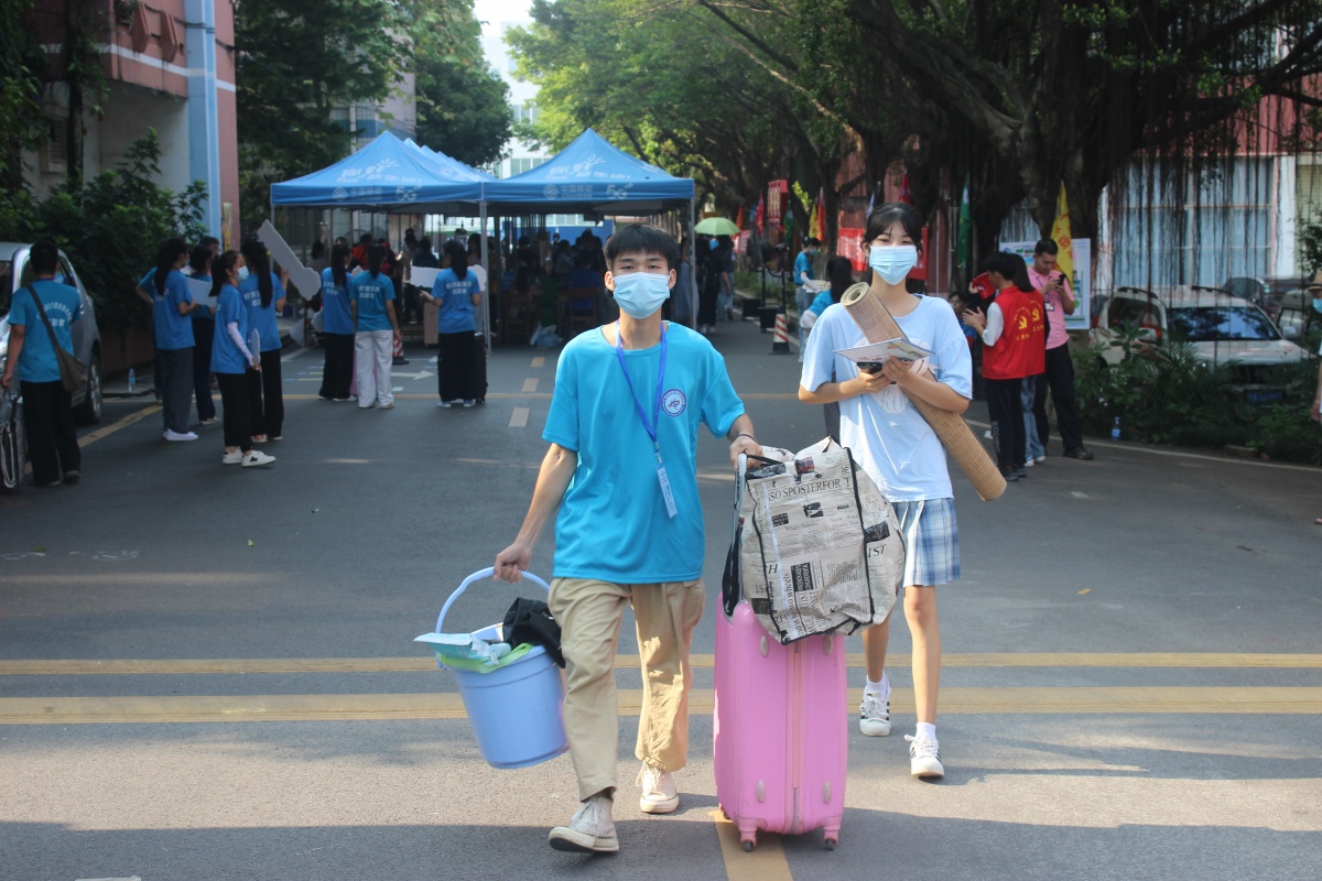 学生志愿者积极参与迎新工作.广西新闻网通讯员 符敏 摄