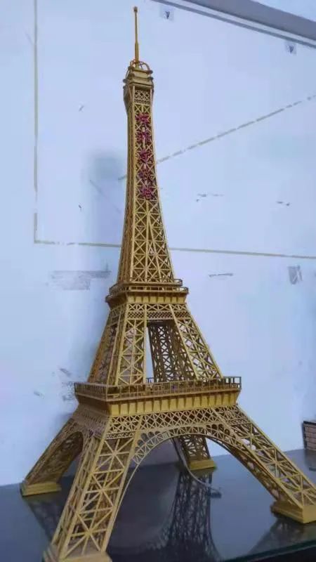 厉害!广西一90后用6000多根木条做了个"广州塔"