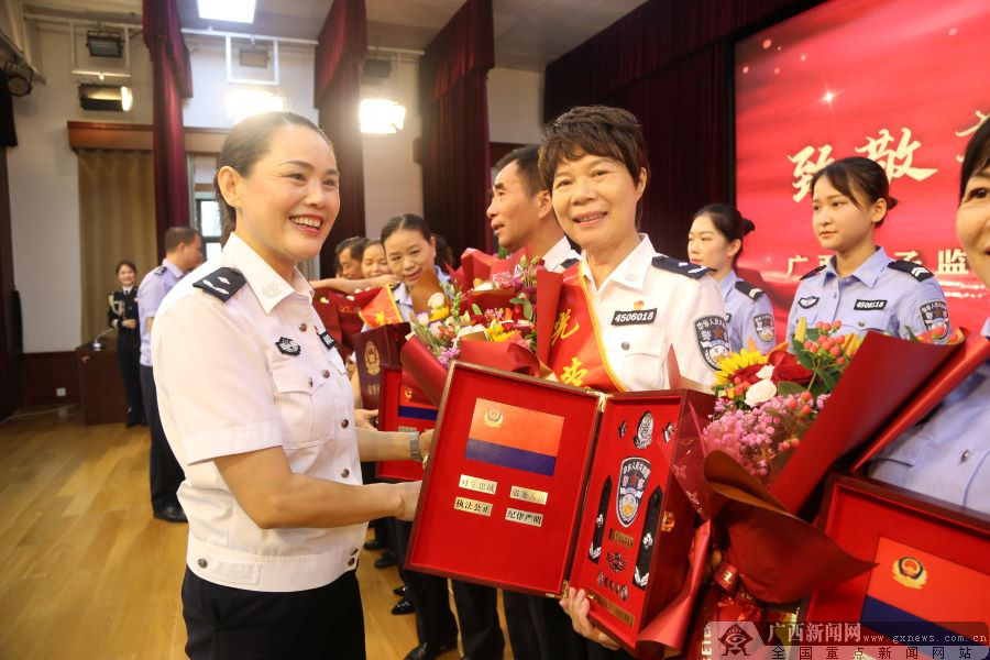 敬芳华传使命 广西女子监狱举行警察荣退仪式