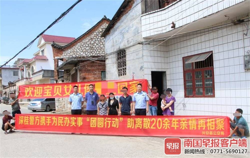 家人拉起横幅,欢迎小侯回家.蒋尚君 摄