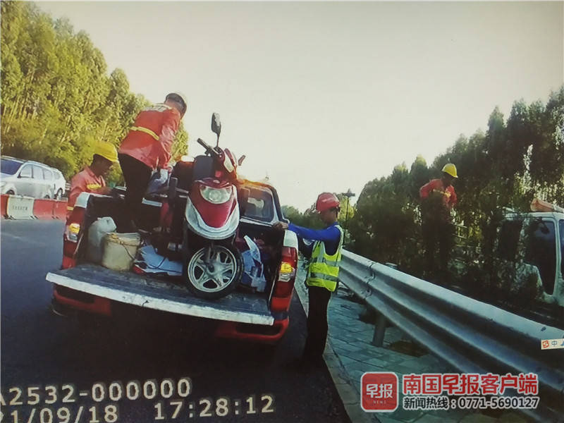 广西一对老夫妇骑电动车误入高速公路 交警及时救援