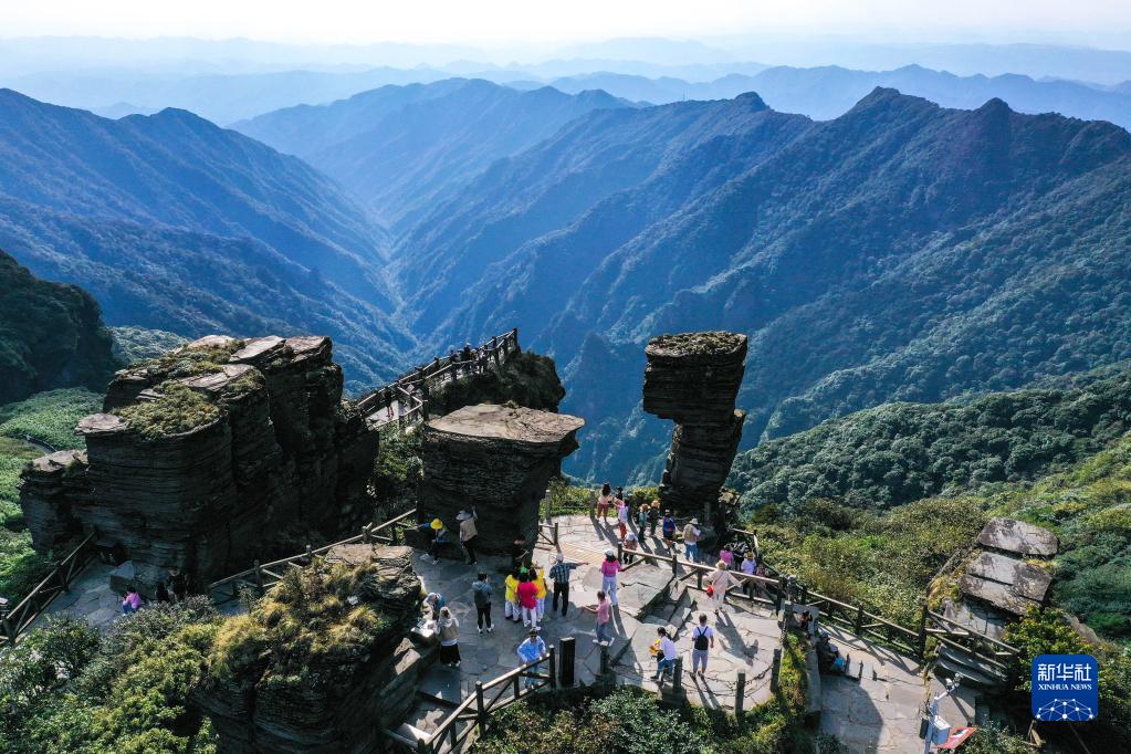 9月27日,游客在贵州省铜仁市梵净山景区旅游观光(无人机照片.