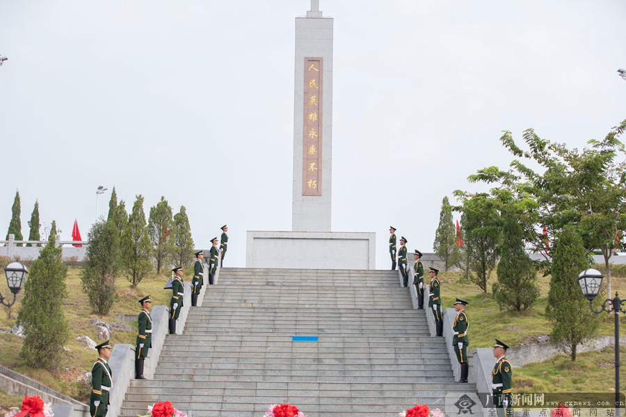 广西新闻网通讯员 张毕海 摄社会各界人士向烈士献花.