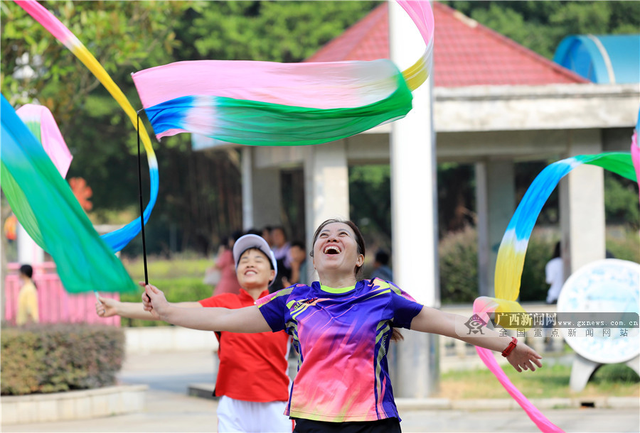 特别的庆祝方式柳州融安群众舞动彩带庆国庆58
